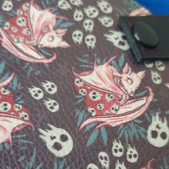 Gothic Coffin-Shaped Wallet with Skull and Bat Design - Picture 3 of 6